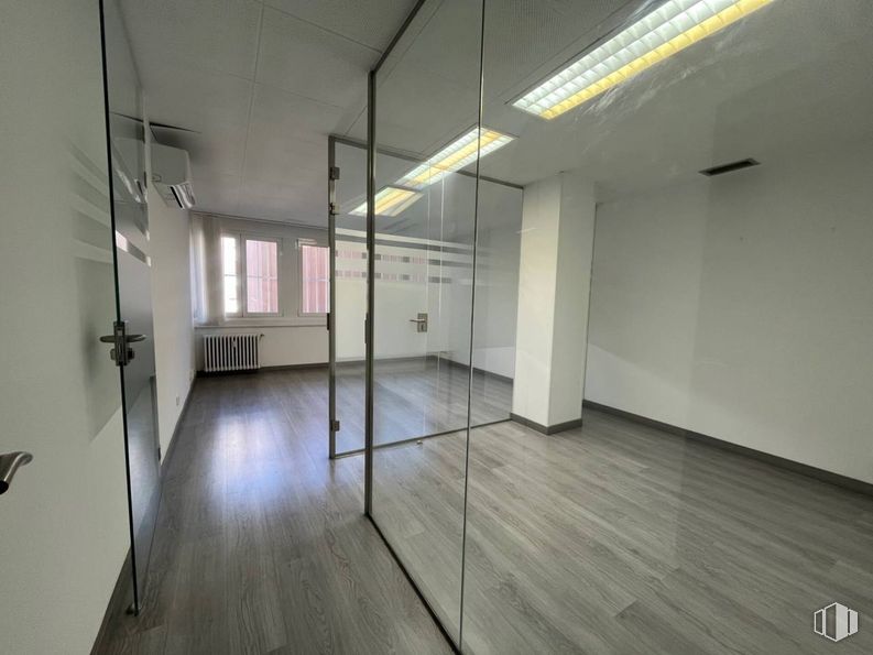 Oficina en alquiler en Calle San Bernardo, Chamberí, Madrid, 28015 con lámpara, alumbrado, hall, accesorio, suelo, suelos, madera, edificio, vidrio y techo alrededor