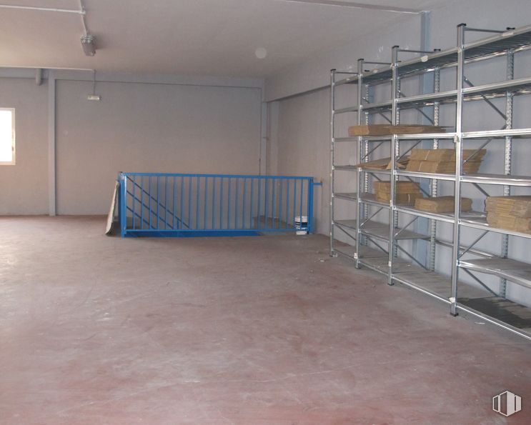 Nave en alquiler y venta en Calle Atenas, 11, Torres de la Alameda, Madrid, 28813 con edificio, estante, estantería, madera, piso, suelo, pasillo, techo, madera y metal alrededor