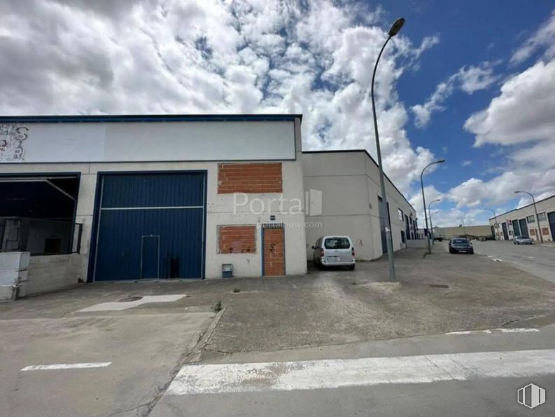 Industrial for sale at Polígono industrial El Viso de San Juan, El Viso de San Juan, Toledo, 45215 with window, door, building, street light, house, cloud, sky, wheel, automotive parking light and tire around