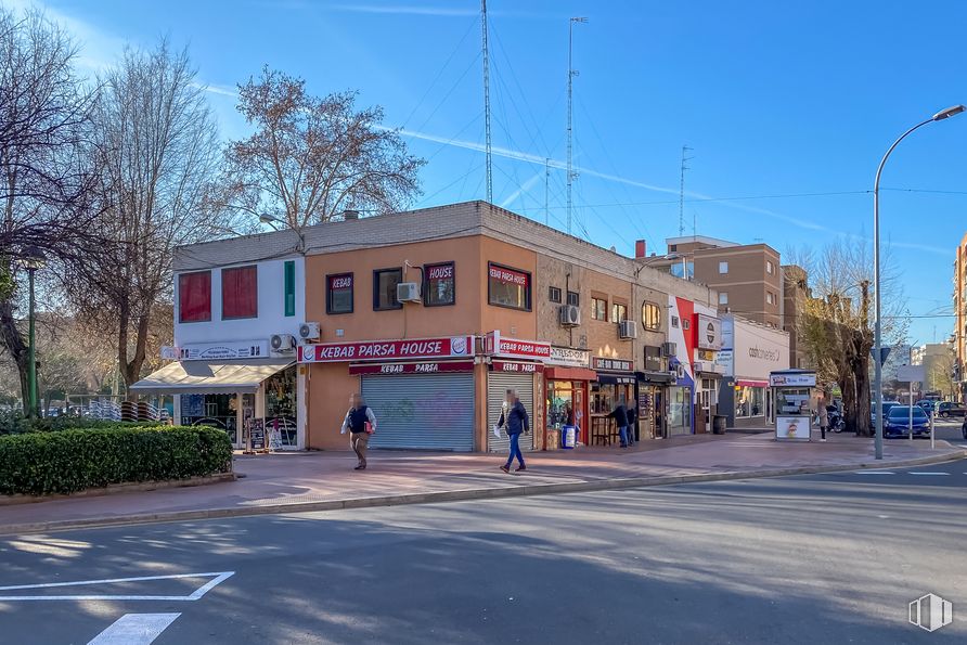 Local en venta en Avenida Reyes Católicos, 23, Alcalá de Henares, Madrid, 28802 con edificio, cielo, planta, árbol, ventana, superficie de la carretera, luz de la calle, barrio, zona residencial y asfalto alrededor