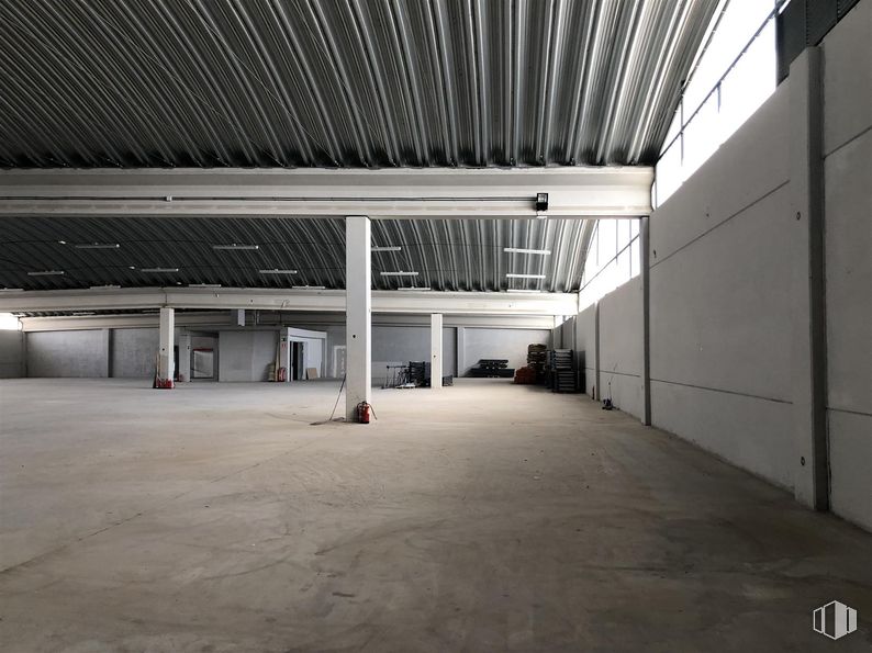 Industrial for sale at San Crispín - La Estación Consorcio, Colmenar Viejo, Madrid, 28770 with flooring, floor, ceiling, composite material, hall, concrete, shade, daylighting, fluorescent lamp and beam around