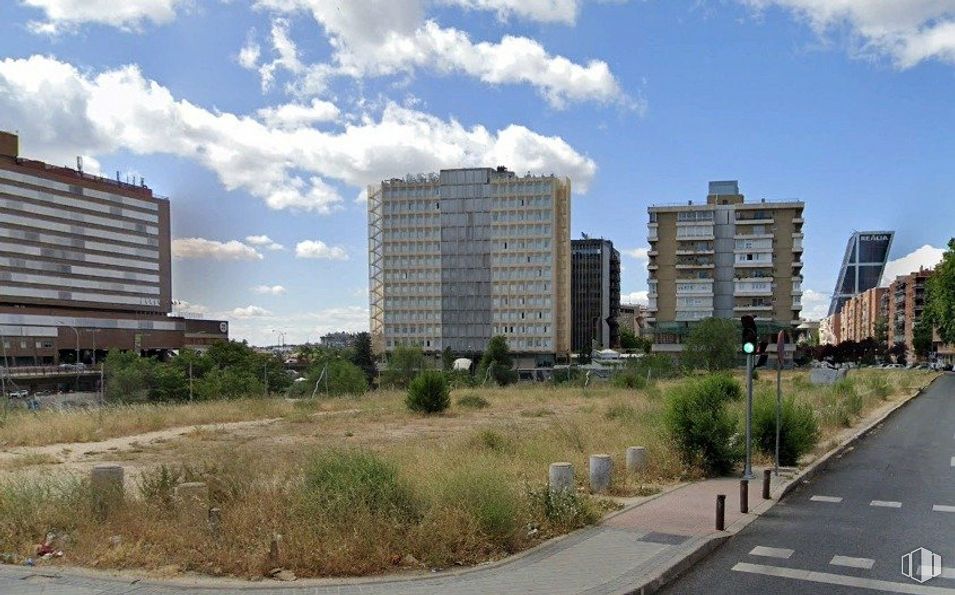 Land for sale at Calle Faustino López, Chamartín, Madrid, 28046 with building, cloud, sky, plant, daytime, tower block, urban design, land lot, condominium and street light around