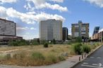 Land for sale at Calle Faustino López, Chamartín, Madrid, 28046 with building, cloud, sky, plant, daytime, tower block, urban design, land lot, condominium and street light around