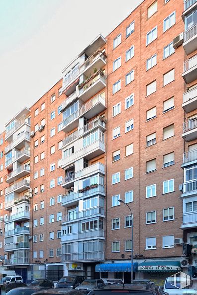 Local en alquiler y venta en Calle Polvoranca, 29, Alcorcón, Madrid, 28921 con edificio, cielo, propiedad, ventana, vehículo, coche, infraestructura, bloque de torre, rascacielos y diseño urbano alrededor