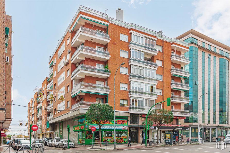 Local en alquiler y venta en Avenida Constitución, 34, Torrejón de Ardoz, Madrid, 28850 con edificio, cielo, durante el día, propiedad, ventana, nube, diseño urbano, condominio, coche y bloque de pisos alrededor