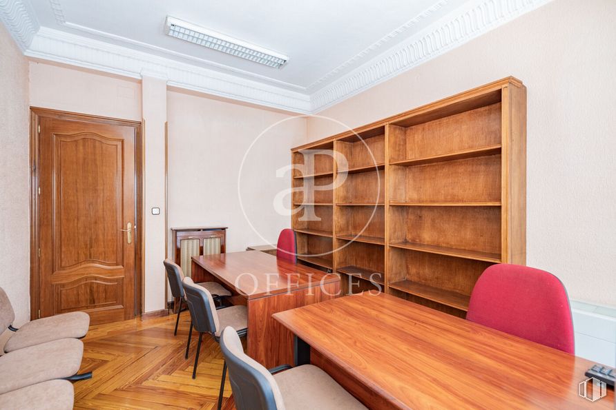 Oficina en alquiler en Calle San Bernardo, Centro, Madrid, 28015 con mesa, estantería, puerta, silla, alumbrado, mesa, mueble, propiedad, estante y madera alrededor