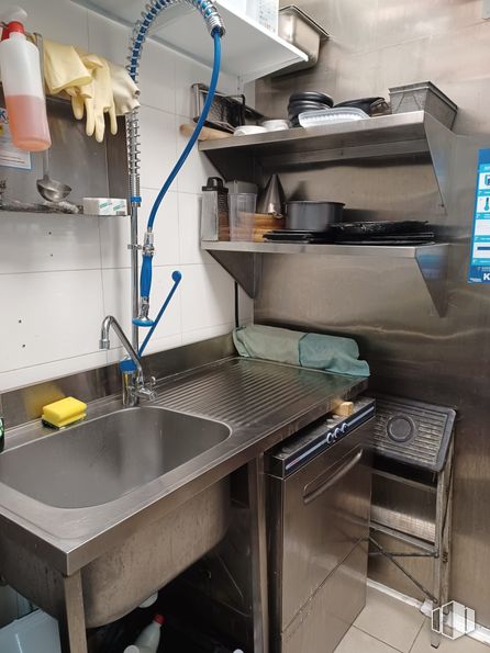 Retail for rent at Calle Alcalá, Ciudad Lineal, Madrid, 28027 with sink, kitchen sink, plumbing fixture, plumbing, kitchen appliance, home appliance, kitchen, major appliance, tap and aluminium around