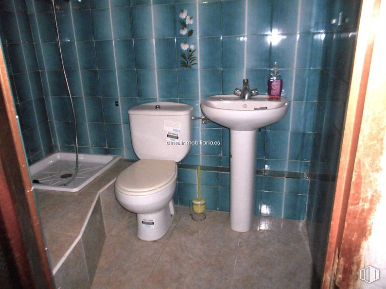 Local en alquiler y venta en Zona Sur-Toledana, Ávila, 05003 con inodoro, fregadero, asiento del inodoro, accesorios de fontanería, cuarto de baño, suelo, suelos, fontanería, lavabo y azulejo alrededor