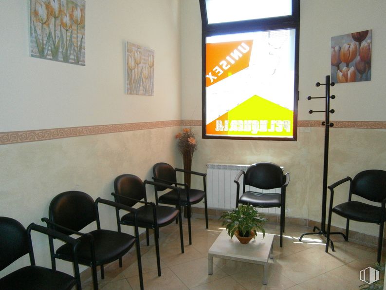 Retail for sale at Calle Conde Don Ramón, 69, Ávila, 05001 with chair, table, houseplant, furniture, property, plant, interior design, flooring, comfort and event around