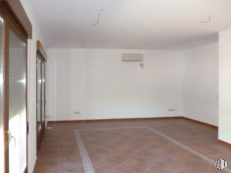 Office for sale at Calle Teniente Eloy Muro, El Casar de Escalona, Toledo, 45542 with fixture, wood, hall, flooring, ceiling, building material, hardwood, wood stain, composite material and building around