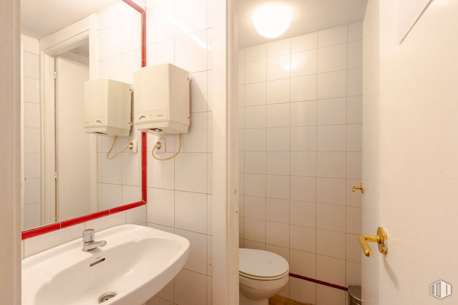 Local en venta en Calle Ávila, 11, Tetuán, Madrid, 28020 con fregadero, inodoro, alumbrado, accesorio de fontanería, propiedad, grifo, lavabo de baño, espejo, baño y accesorio alrededor