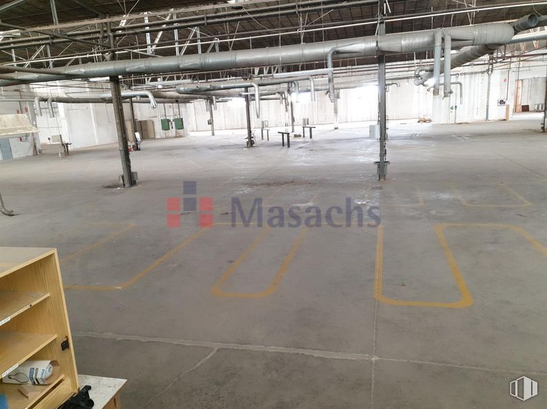 Industrial for sale at Zona industrial Las Nieves, Móstoles, Madrid, 28935 with floor, flooring, building, parking, gas, wood, ceiling, city, metal and composite material around