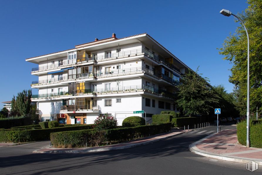 Retail for sale at Calle  Ramón Fernández Soler, Collado Villalba, Madrid, 28400 with building, street light, sky, plant, window, tree, architecture, urban design, residential area and real estate around