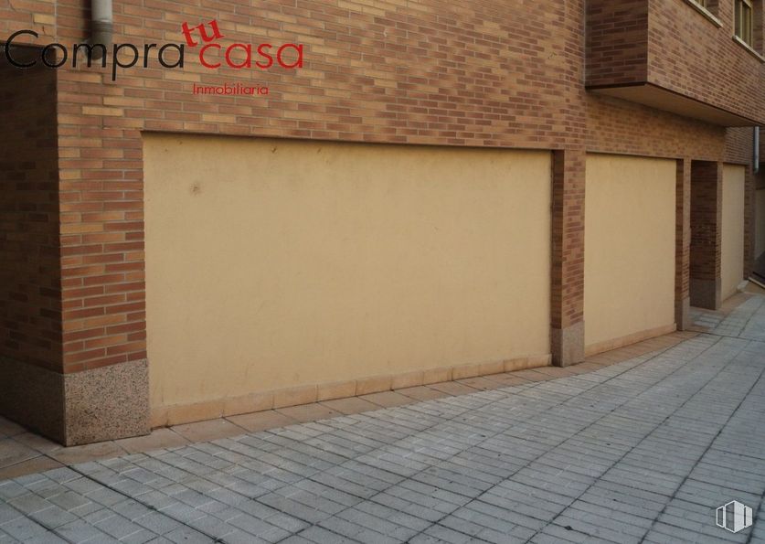 Retail for rent at Zona José Zorrilla, Segovia, 40006 with building, wood, road surface, architecture, brickwork, asphalt, window, brick, rectangle and building material around