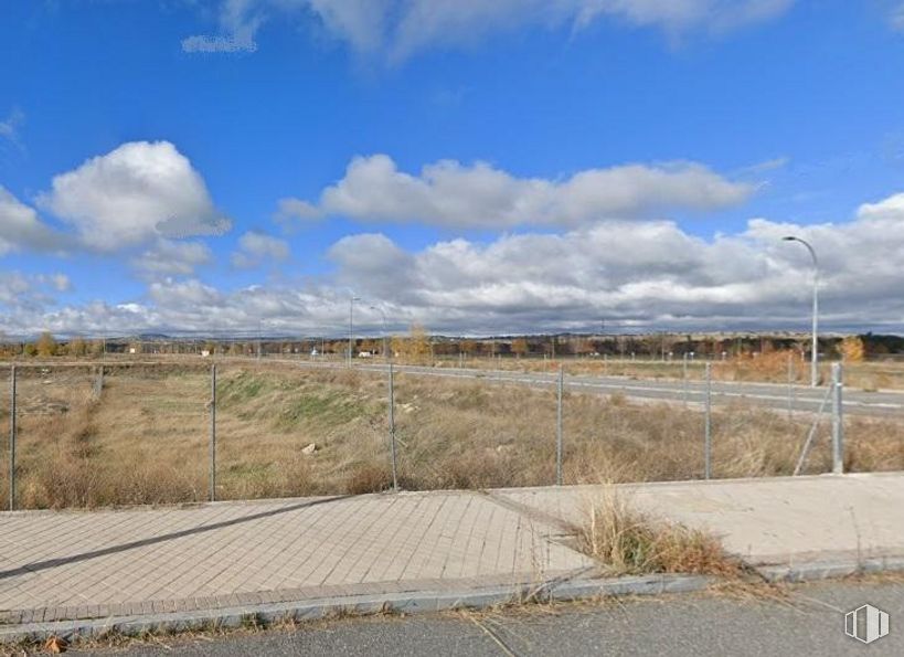 Land for sale at Calle Juan Aurelio Sánchez Tadeo, Ávila, 05002 with cloud, sky, plant, natural landscape, road surface, asphalt, land lot, tree, overhead power line and grassland around