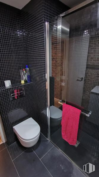 Retail for sale at Calle San Hermenegildo, Centro, Madrid, 28015 with towel, toilet, building, purple, bathroom, interior design, plumbing fixture, architecture, line and flooring around