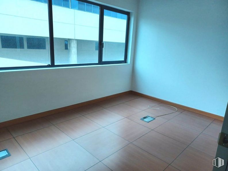 Oficina en alquiler en Palomeras Sureste, Puente de Vallecas, Madrid, 28038 con ventana, edificio, interiorismo, madera, sombra, suelos, suelo, rectángulo, vidrio y techo alrededor