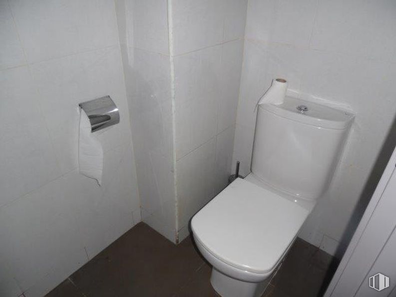 Retail for sale at Calle Los Alpes, Alcorcón, Madrid, 28922 with toilet, toilet paper, bathroom, fixture, toilet seat, household supply, plumbing, composite material, flooring and fluid around