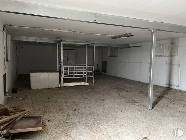 Industrial for sale at Calle Roble, San Pedro del Arroyo, Ávila, 05350 with interior design, shade, floor, flooring, ceiling, door, building, concrete, plaster and hall around