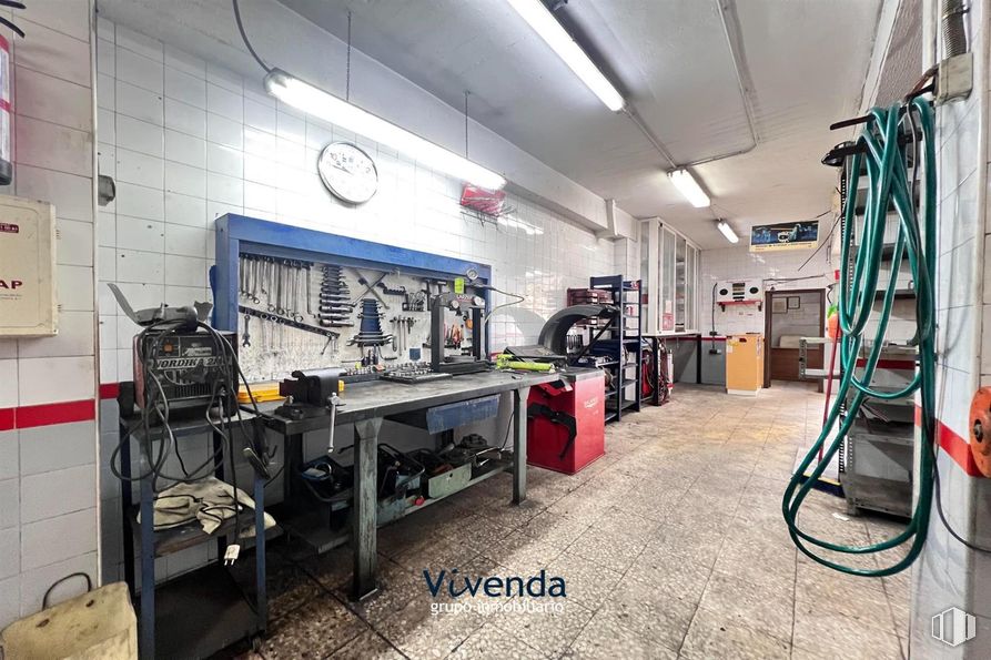 Local en venta en Zona Azorín, Móstoles, Madrid, 28935 con alumbrado, edificio, reloj, ver, gas, suelos, ingeniería, máquina, escalera y diseño automovilístico alrededor