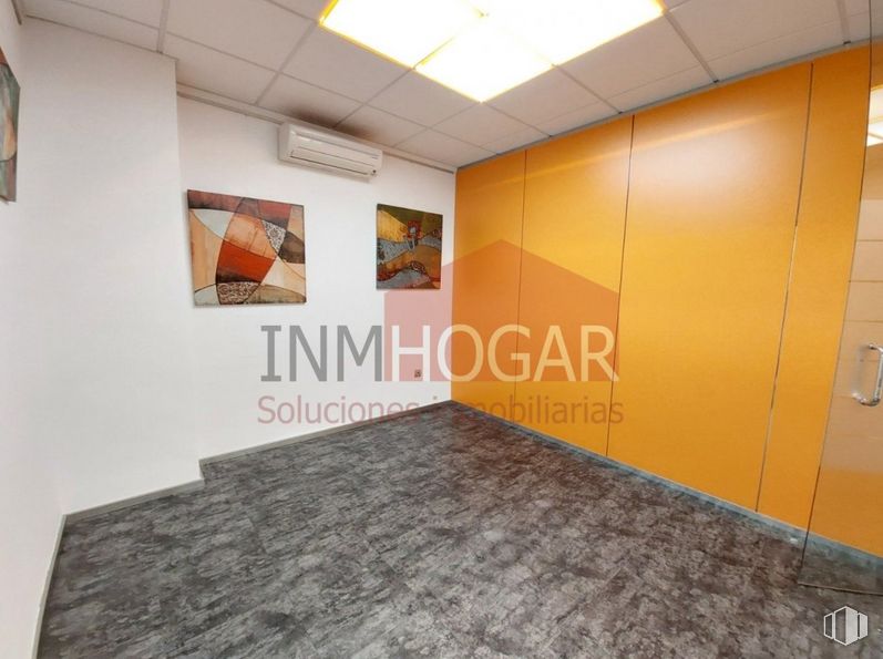 Office for sale & for rent at Plaza del Salvador, Arévalo, Ávila, 05200 with pillow, orange, interior design, wood, floor, flooring, font, art, ceiling and hall around