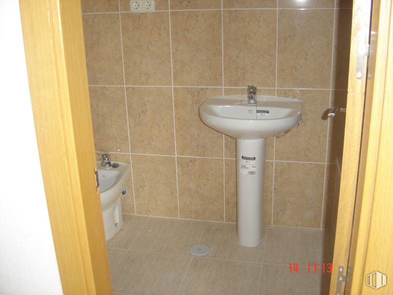 Local en alquiler y venta en Calle Madrid, 15, Torres de la Alameda, Madrid, 28813 con fregadero, grifo, lavabo de baño, accesorio de fontanería, baño, accesorio, morado, fluido, madera y piso alrededor