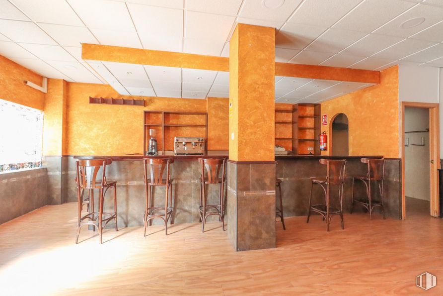 Retail for sale at Calle Juan Ramón Jiménez, Móstoles, Madrid, 28932 with chair, table, furniture, property, wood, hall, orange, interior design, flooring and floor around