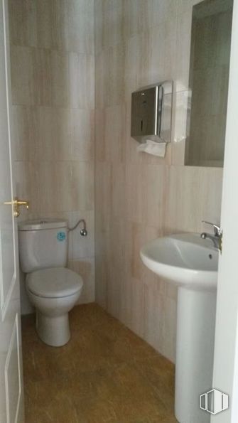 Office for rent at Avenida Gregorio Ruiz, Talavera de la Reina, Toledo, 45600 with toilet, sink, tap, bidet, mirror, plumbing fixture, property, bathroom sink, purple and bathroom around