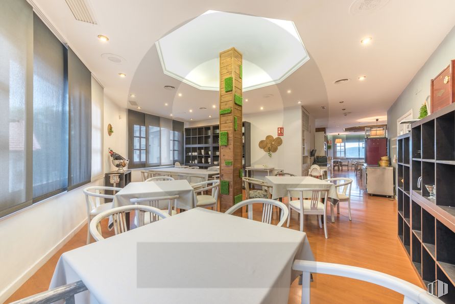 Local en venta en Travesía Huertas, 10, Navacerrada, Madrid, 28491 con silla, mesa, mesa de cocina y comedor, mesa, mueble, estante, edificio, estantería, planta y planta de interior alrededor