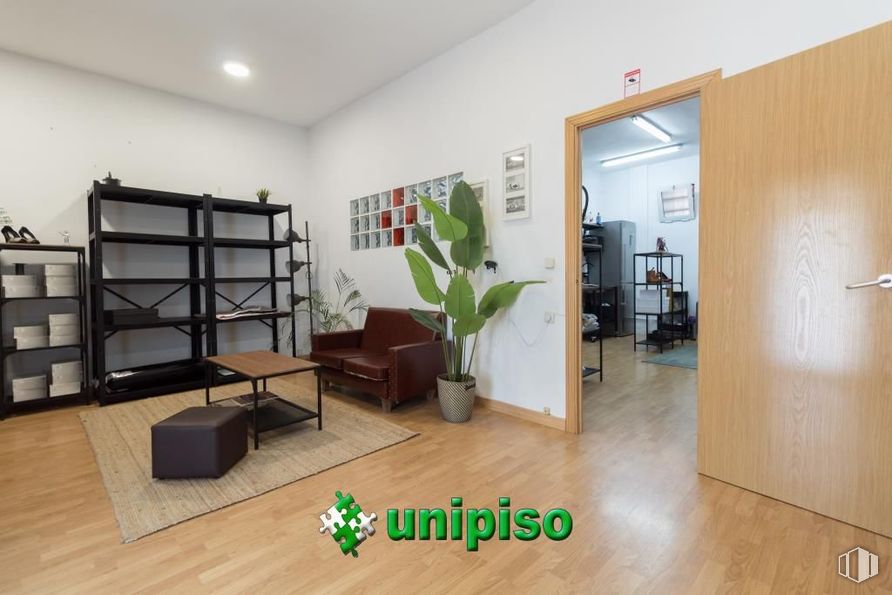 Retail for sale at Zona centro, Leganés, Madrid, 28911 with houseplant, table, plant, building, wood, interior design, flooring, fixture, floor and house around