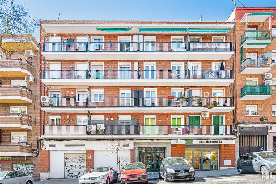 Retail for sale & for rent at Calle Urquiza, 8, Ciudad Lineal, Madrid, 28017 with car, building, land vehicle, tire, wheel, window, property, vehicle, blue and urban design around