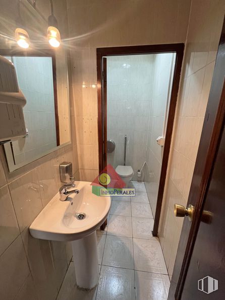 Local en venta en Zona Perales del Río , Getafe, Madrid, 28909 con fregadero, espejo, grifo, propiedad, lavabo de baño, accesorio de fontanería, edificio, accesorio, baño y madera alrededor