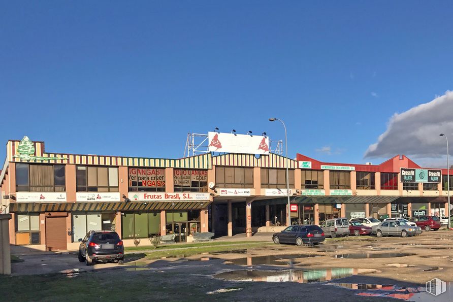 Nave en alquiler y venta en Calle Río Tormes, Algete, Madrid, 28110 con coche, edificio, cielo, rueda, nube, vehículo, infraestructura, neumático, luz de la calle y casa alrededor