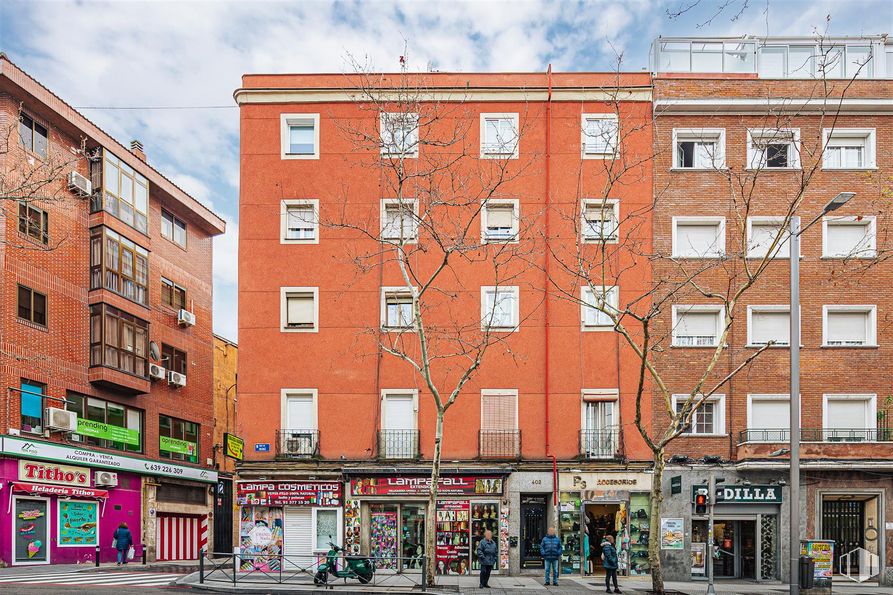 Retail for sale & for rent at Calle Alcalá, 402, Ciudad Lineal, Madrid, 28027 with building, daytime, window, sky, cloud, fixture, urban design, condominium, neighbourhood and residential area around