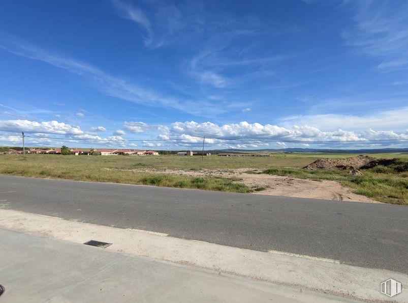 Land for sale at Calle Esparta, San Pedro del Arroyo, Ávila, 05350 with cloud, sky, road surface, asphalt, land lot, plant, coastal and oceanic landforms, cumulus, plain and landscape around