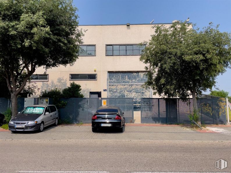 Nave en alquiler en Zona Laguna, Villaverde, Madrid, 28021 con coche, edificio, ventana, luz de estacionamiento, planta, vehículo terrestre, neumático, propiedad, vehículo y rueda alrededor