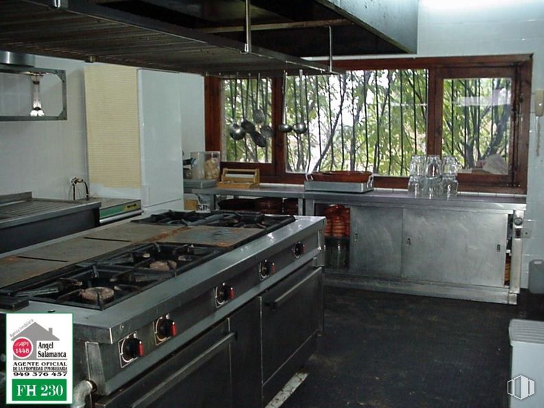 Retail for sale at Urbanización Nueva Sierra, Albalate de Zorita, Guadalajara, 19119 with kitchen appliance, home appliance, window, gas stove, kitchen stove, cooktop, flooring, audio equipment, gas and stove around