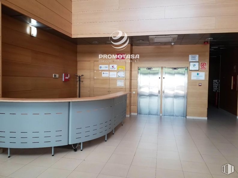 Office for sale at Calle Severo Ochoa, Rivas-Vaciamadrid, Madrid, 28529 with door, flooring, floor, interior design, ceiling, composite material, glass, tile flooring, cleanliness and aluminium around