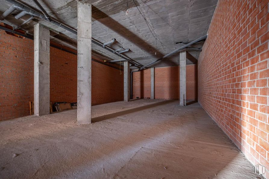 Retail for rent at Zona Sur, Ávila, 05003 with wood, brick, brickwork, flooring, floor, hall, composite material, ceiling, building material and building around