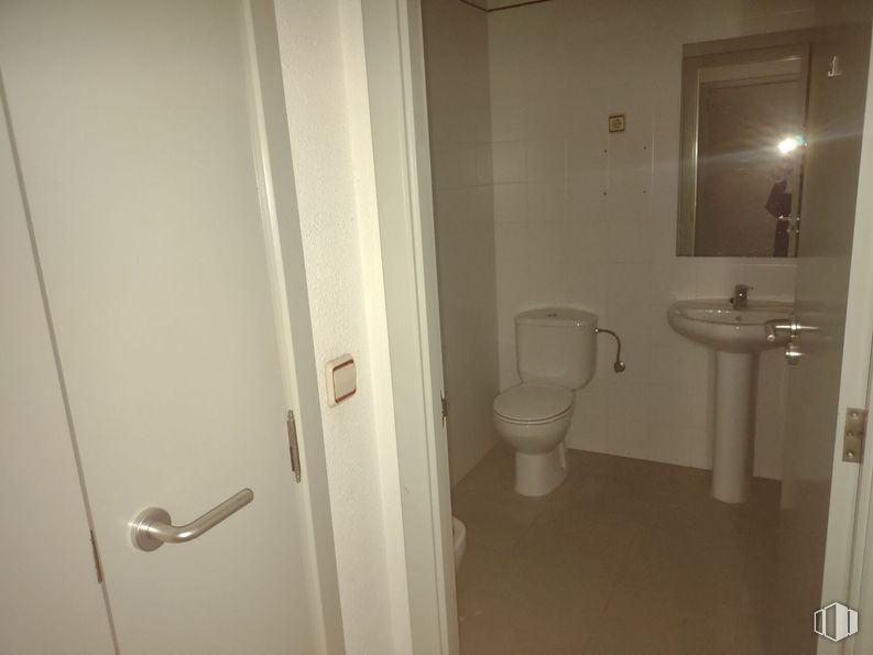 Retail for sale at Calle María Zayas, Arganda del Rey, Madrid, 28500 with toilet, sink, plumbing fixture, property, building, tap, toilet seat, fixture, bathroom sink and black around