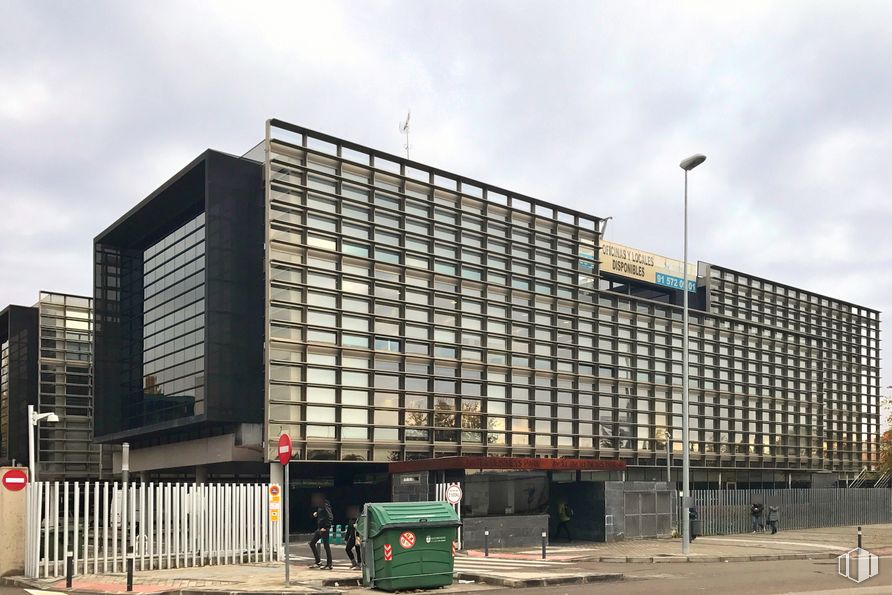 Oficina en alquiler y venta en Natea Business Park, Avenida Industria, 4, Alcobendas, Madrid, 28108 con edificio, cielo, nube, condominio, bloque de pisos, diseño urbano, vecindario, edificio comercial, fachada y barrio residencial alrededor