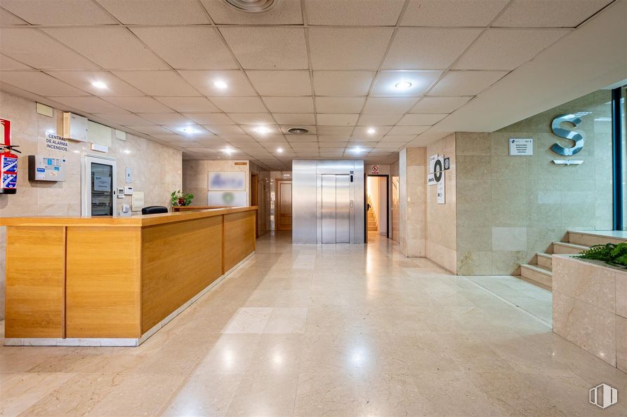 Office for sale at Calle Mahón, Las Rozas de Madrid, Madrid, 28230 with cabinetry, plant, building, door, fixture, floor, wood, flooring, hall and ceiling around