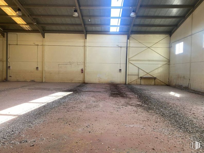 Industrial for sale at Polígono Santa Bárbara, Toledo, 45006 with floor, flooring, concrete, building material, hall, parking, driveway, daylighting, garage and warehouse around