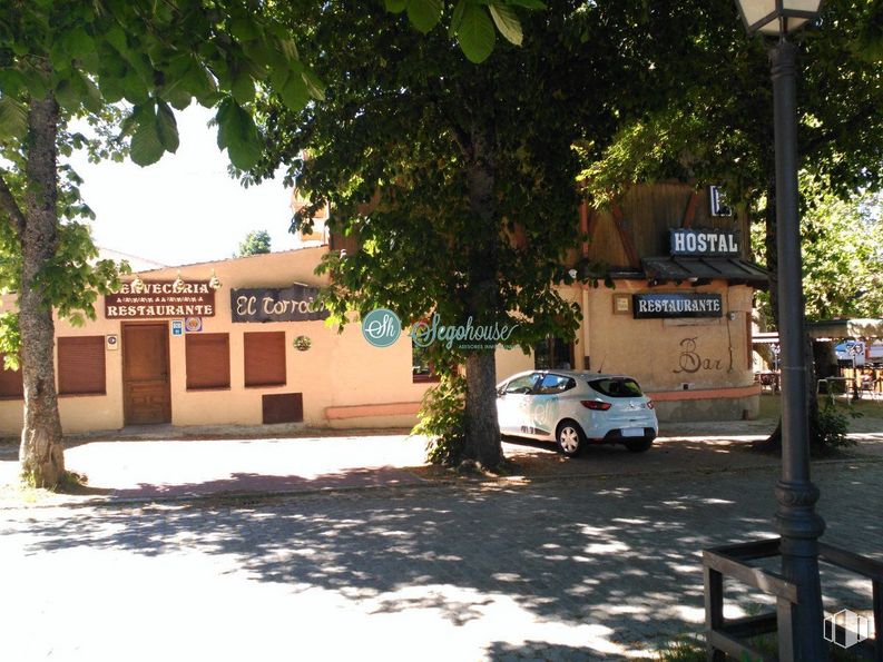 Retail for sale at Valsaín - San Ildefonso - La Granja, San Ildefonso, Segovia, 40109 with car, building, plant, window, vehicle, motor vehicle, tire, tree, wheel and shade around