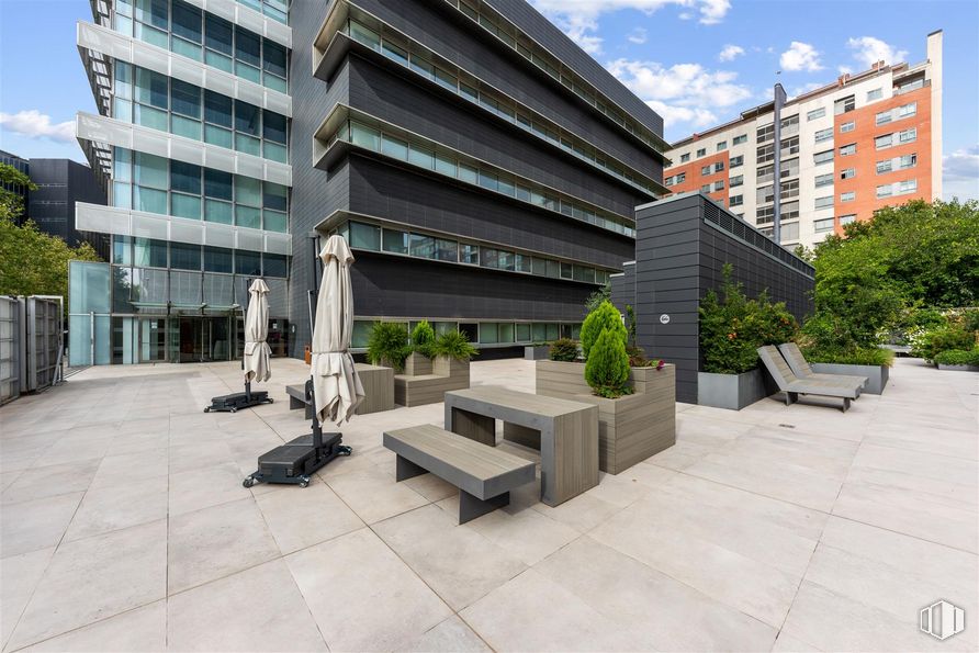 Oficina en alquiler en Calle Titán, 8, Arganzuela, Madrid, 28045 con mesa de trabajo, edificio, propiedad, nube, cielo, diseño urbano, interiorismo, planta, bloque de pisos y condominio alrededor