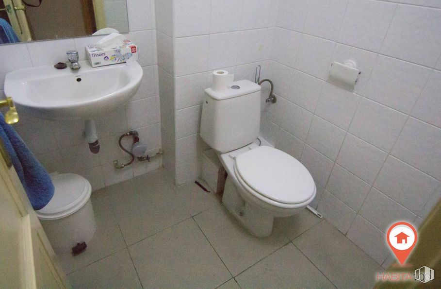 Office for rent at Antonio Maura, Cuenca, 16003 with toilet, sink, toilet seat, property, photograph, bathroom sink, white, plumbing fixture, purple and bathroom around