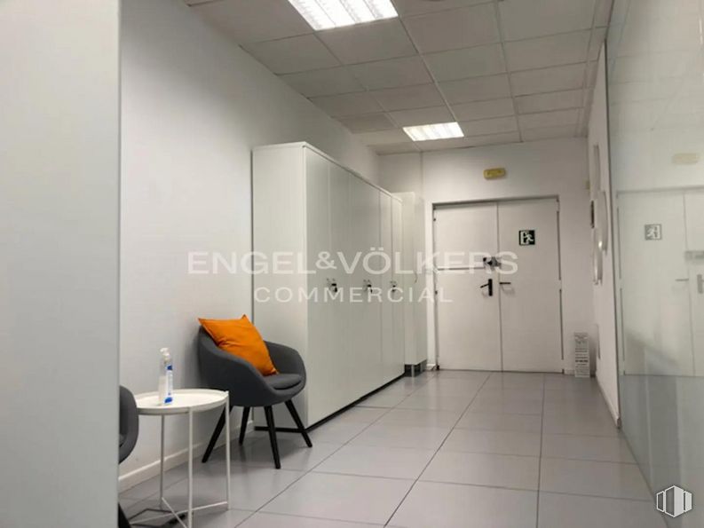 Office for rent at Calle Cólquide, Las Rozas de Madrid, Madrid, 28230 with chair, table, building, fixture, interior design, flooring, floor, door, ceiling and space around