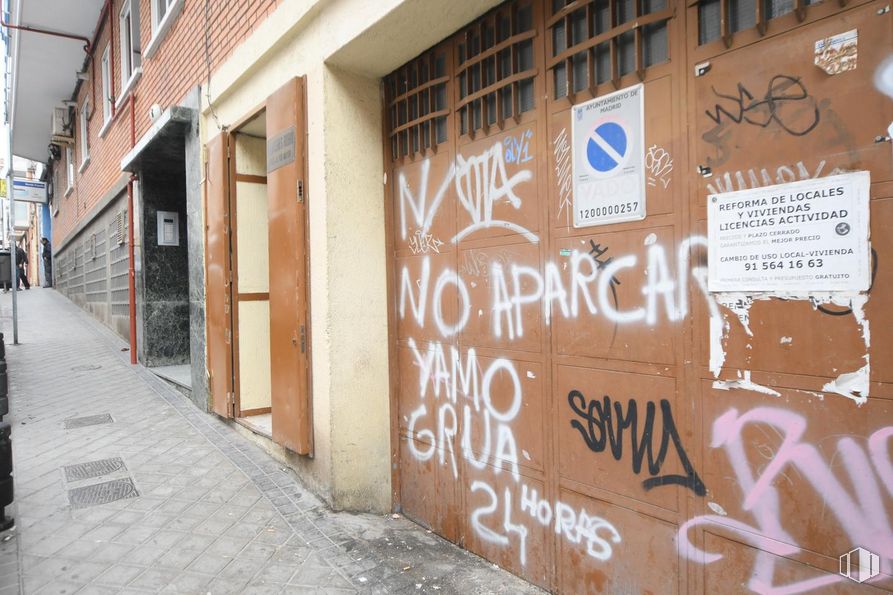 Local en venta en Calle Ferroviarios, Usera, Madrid, 28026 con puerta, escritura, madera, edificio, ventana, arquitectura, ladrillo, barrio, arte y árbol alrededor