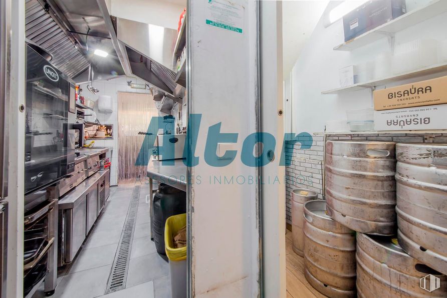 Retail for sale & for rent at Calle Barrilero, Retiro, Madrid, 28007 with machine, steel, aluminium and keg around