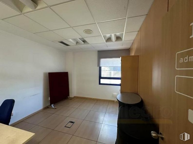 Oficina en alquiler en Calle Perú, Las Rozas de Madrid, Madrid, 28290 con ventana, silla, mesa, mueble, madera, edificio, suelos, hall, suelo y accesorio alrededor